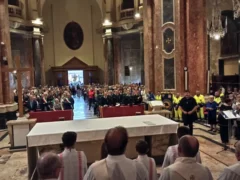 Madonna dei fiori, grande afflusso di fedeli. La pioggia ferma la processione, non la preghiera 12