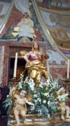 Madonna dei fiori, grande afflusso di fedeli. La pioggia ferma la processione, non la preghiera 9