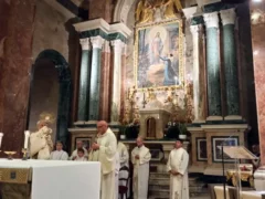 Madonna dei fiori, grande afflusso di fedeli. La pioggia ferma la processione, non la preghiera 13