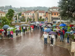 Madonna dei fiori, grande afflusso di fedeli. La pioggia ferma la processione, non la preghiera 16