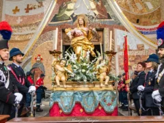 Madonna dei fiori, grande afflusso di fedeli. La pioggia ferma la processione, non la preghiera 17