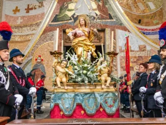 Madonna dei fiori, grande afflusso di fedeli. La pioggia ferma la processione, non la preghiera 17