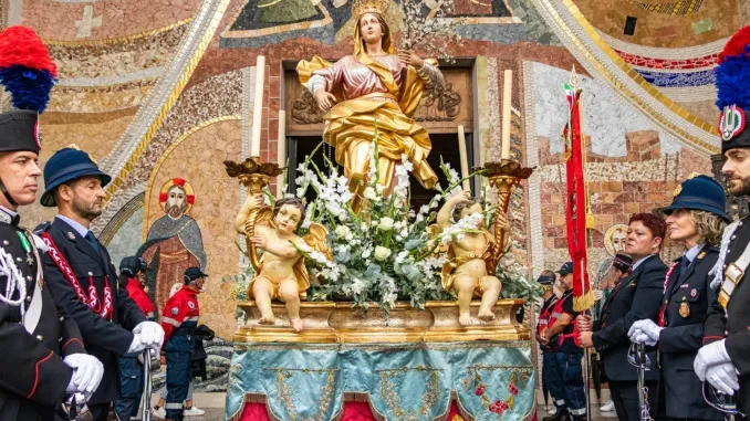 Madonna dei fiori, grande afflusso di fedeli. La pioggia ferma la processione, non la preghiera 17