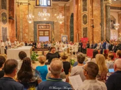 Madonna dei fiori, grande afflusso di fedeli. La pioggia ferma la processione, non la preghiera