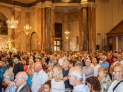 Madonna dei fiori, grande afflusso di fedeli. La pioggia ferma la processione, non la preghiera 3