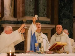 Madonna dei fiori, grande afflusso di fedeli. La pioggia ferma la processione, non la preghiera 4
