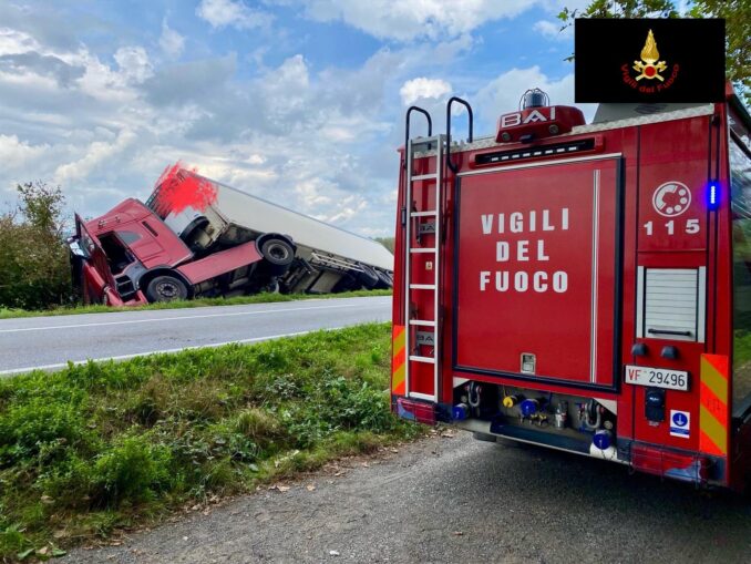 Autoarticolato fuori strada, chiuso al traffico il tratto tra Pollenzo e Roreto