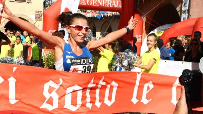 corri torri 23 Ad Alba sport e solidarietà corrono e camminano sotto le torri 1