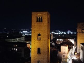 Le torri di Alba s'illuminano di giallo per la Giornata mondiale di prevenzione del suicidio