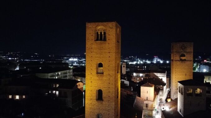 Le torri di Alba s'illuminano di giallo per la Giornata mondiale di prevenzione del suicidio