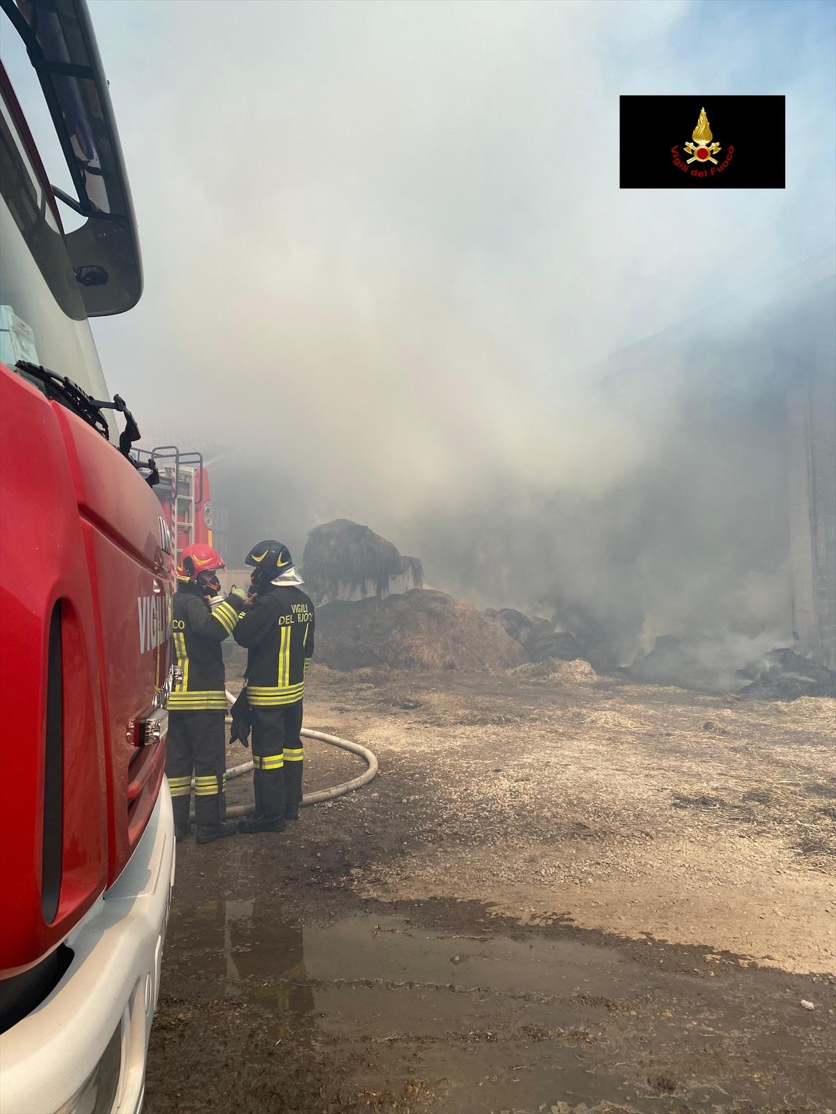 Incendio a un deposito di rotoballe di Fossano