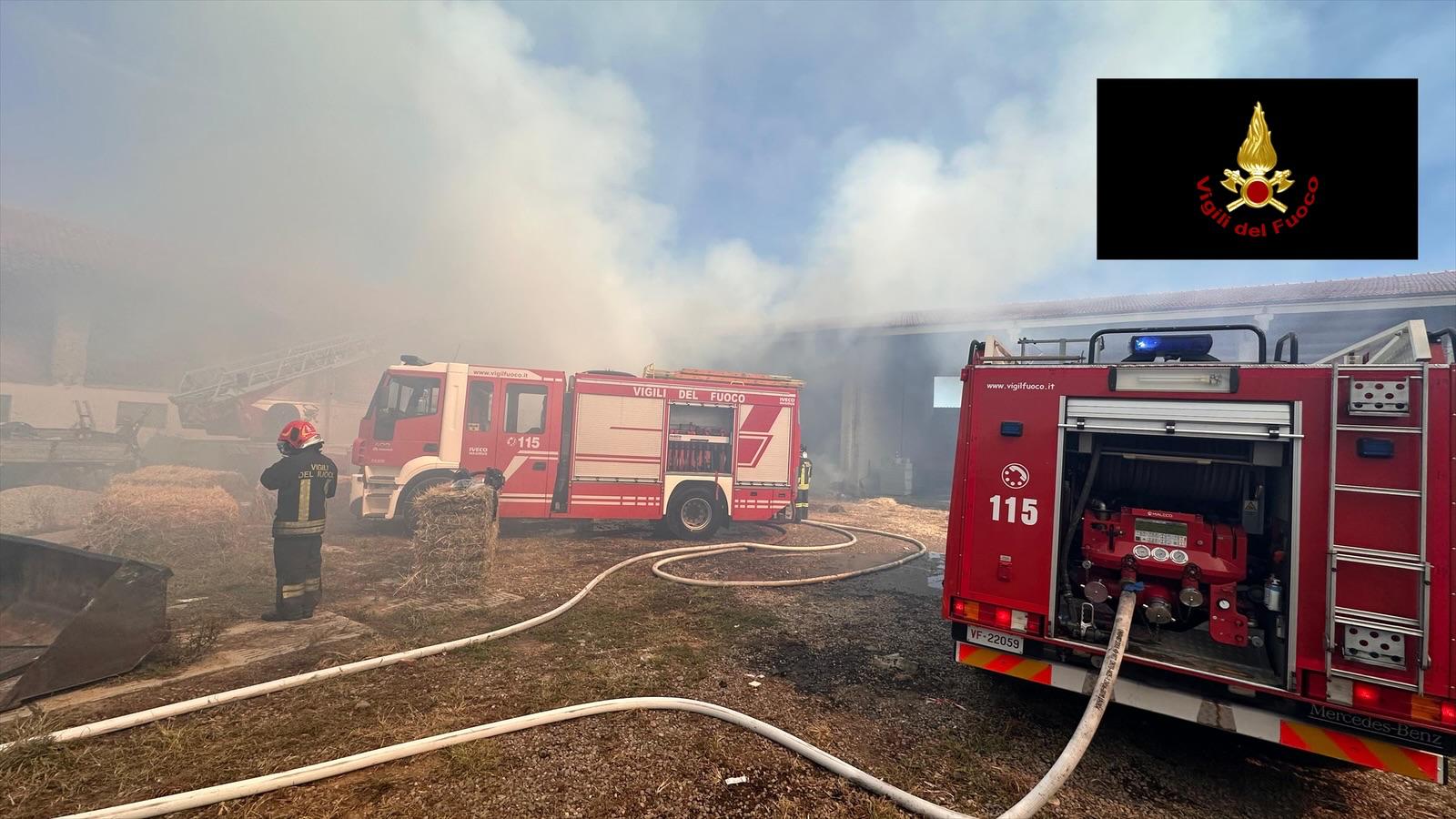 Incendio a un deposito di rotoballe di Fossano 1