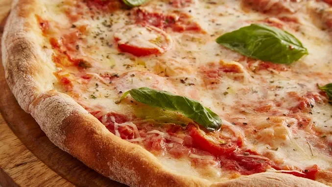 Gambero rosso, guida 2025 delle pizzerie: tre spicchi a Gusto madre di Alba e Fuori tempo di Canale