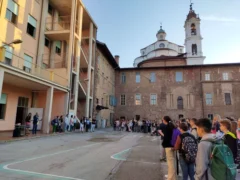 Inizia la scuola. Il sindaco di Bra Gianni Fogliato incontra le prime elementari
