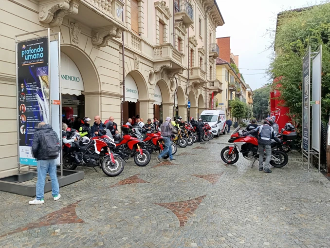 Raduno Ducati Desmolanghe, tappa ad Alba per l'aperitivo 3