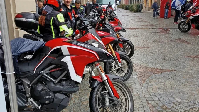 Raduno Ducati Desmolanghe, tappa ad Alba per l'aperitivo 2