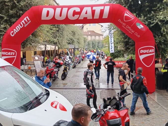 Raduno Ducati Desmolanghe, tappa ad Alba per l'aperitivo 1