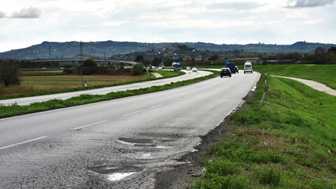 La tangenziale è tutta buche e rattoppi, ma non ci sono i soldi per asfaltate (L'INTERVISTA)