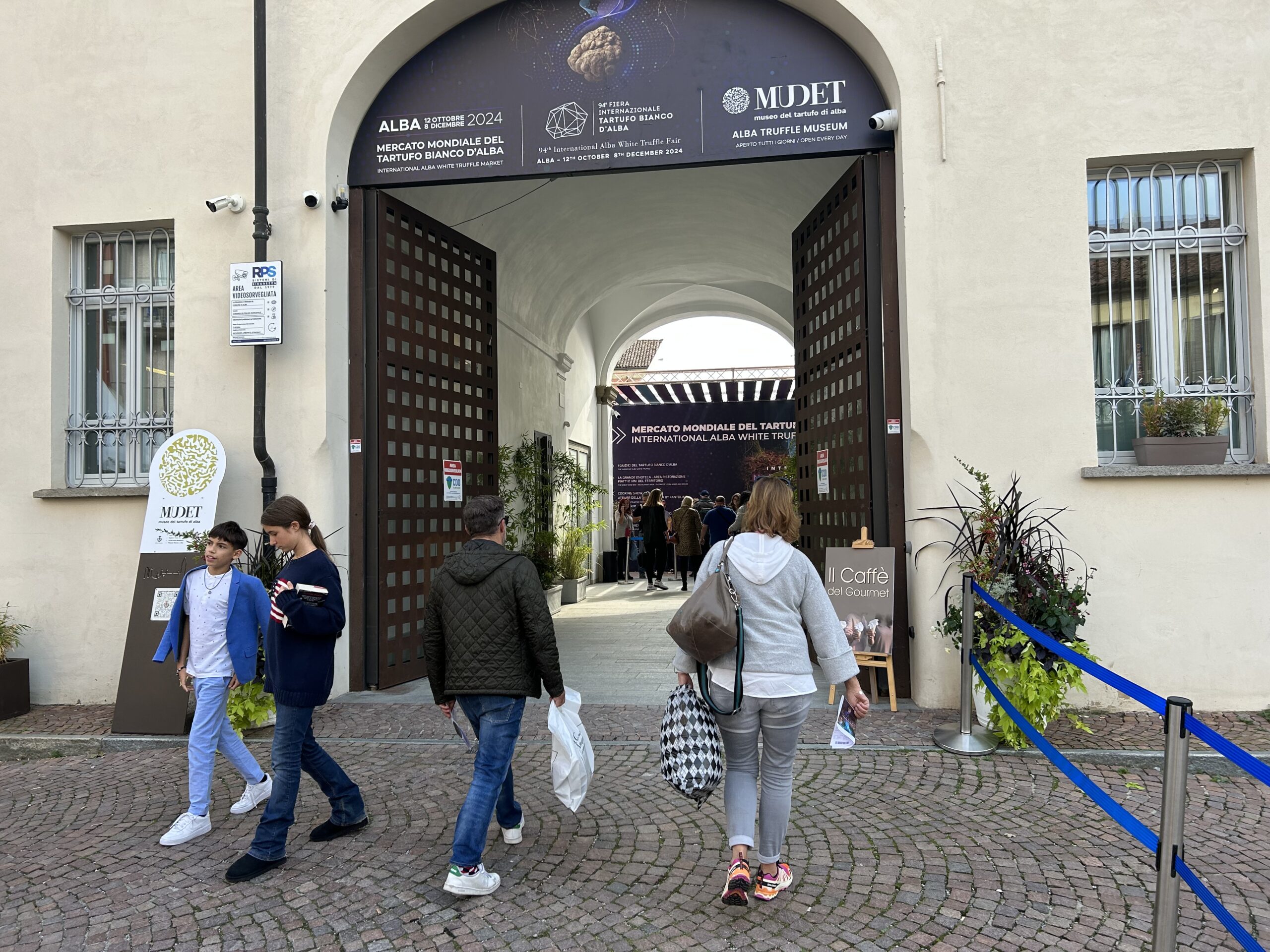 Fiera / Debutto al Mercato da 400 euro all'etto per il tartufo bianco d'Alba (FOTO E VIDEO) 2