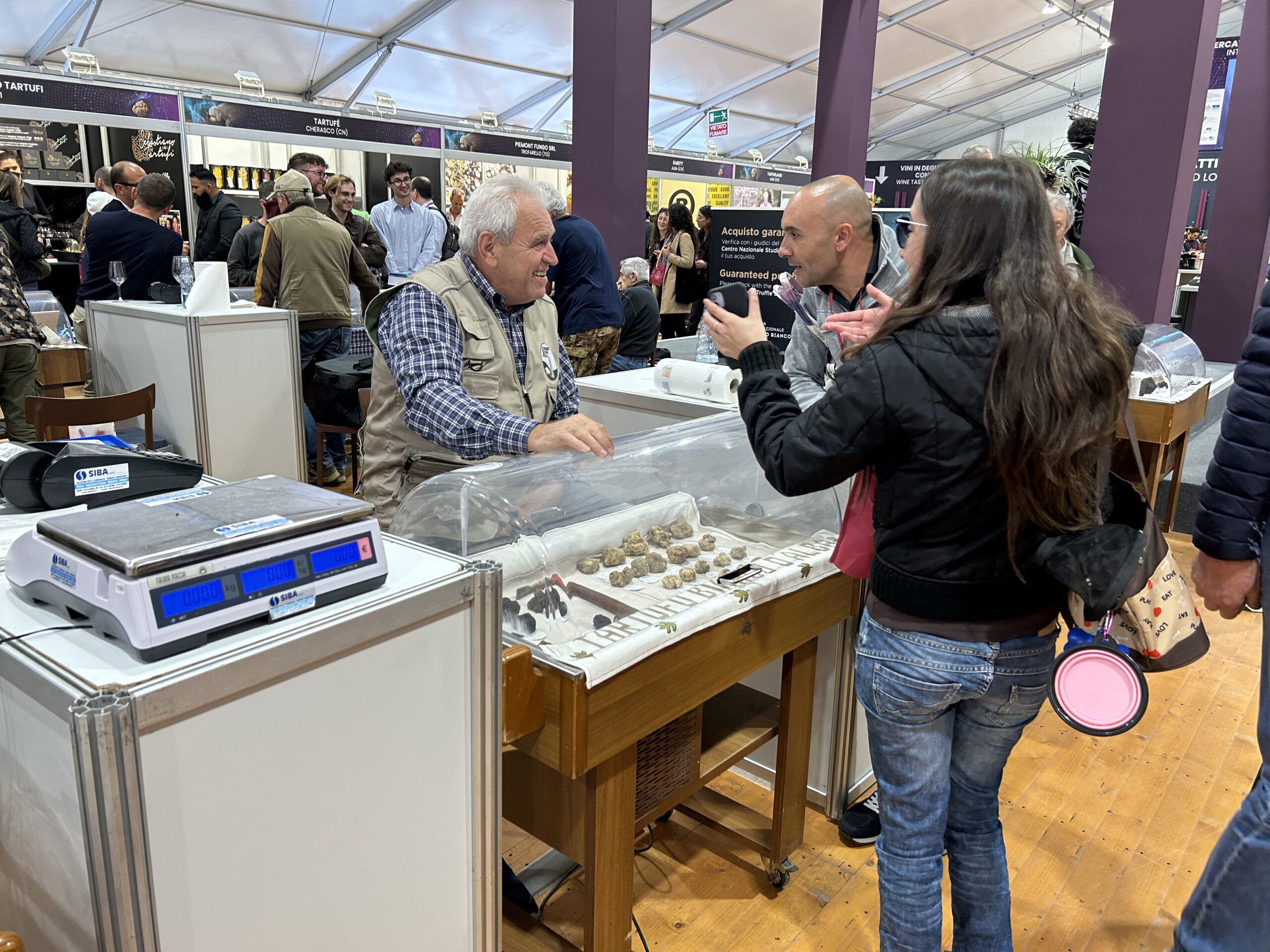 Fiera / Debutto al Mercato da 400 euro all'etto per il tartufo bianco d'Alba (FOTO E VIDEO)