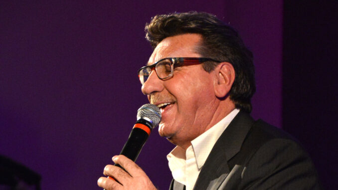 Piero Montanaro in concerto a Santo Stefano Belbo nel salone polifunzionale