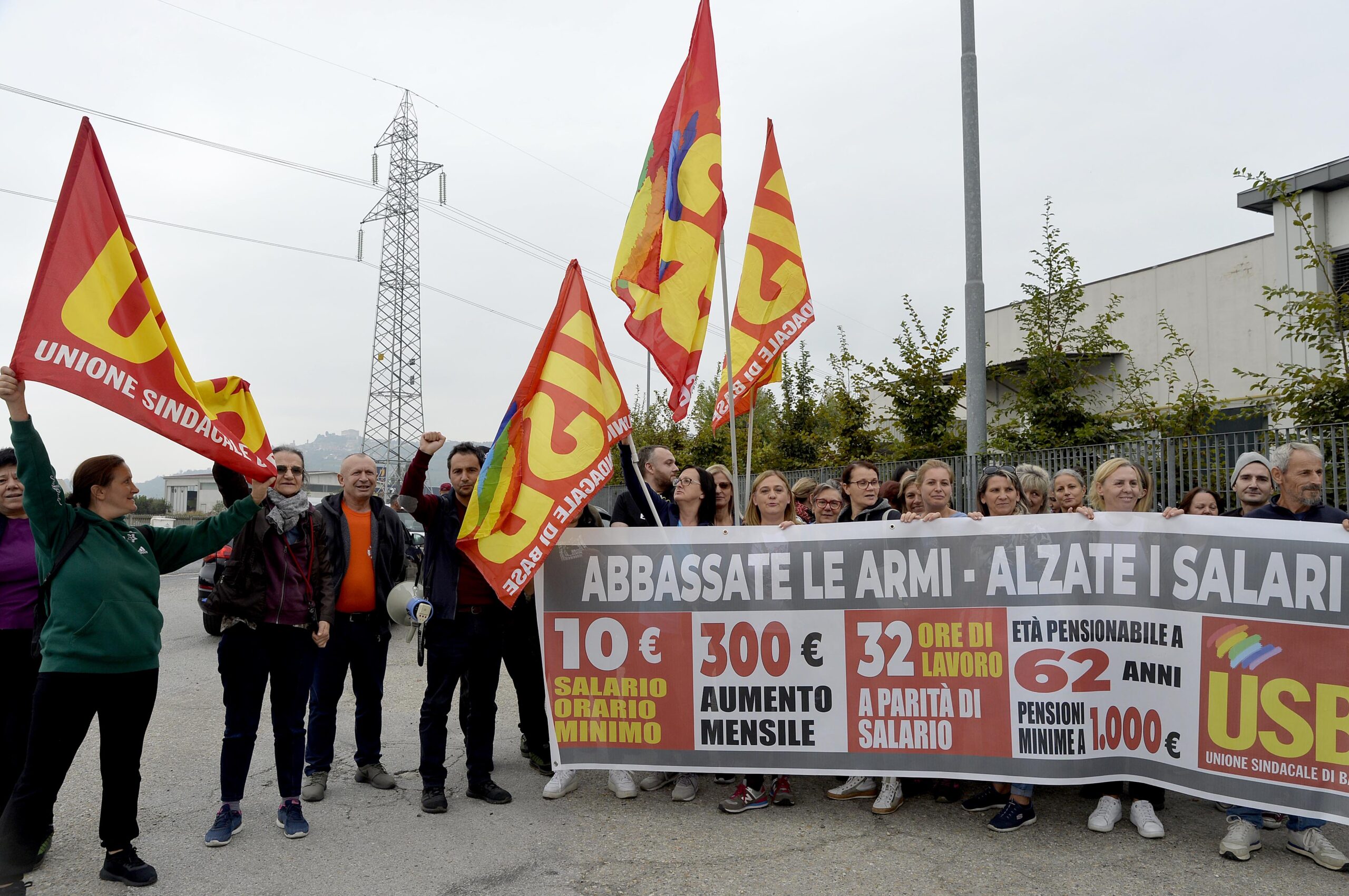 «Se Ferrero non ci ascolta, urleremo più forte»: la protesta delle lavoratrici della Proteco oggi in via Vivaro