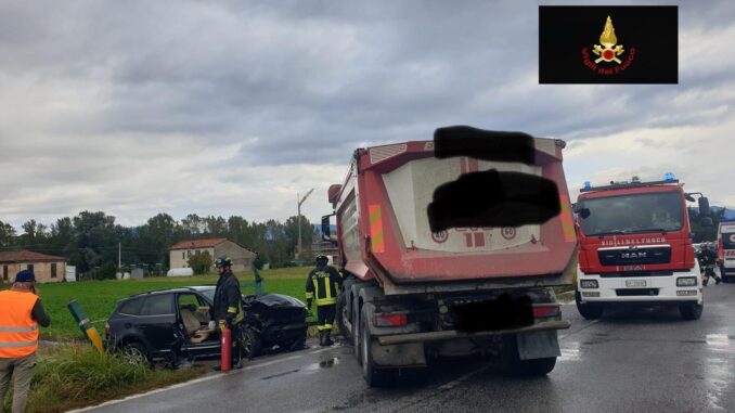 WhatsApp Image 2024-10-03 at 19.03.54 Camion e autovettura si scontrano