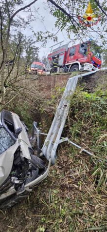 Auto esce di strada, precipitando in una scarpata sulla SP 58 in direzione San Damiano d'Asti 1