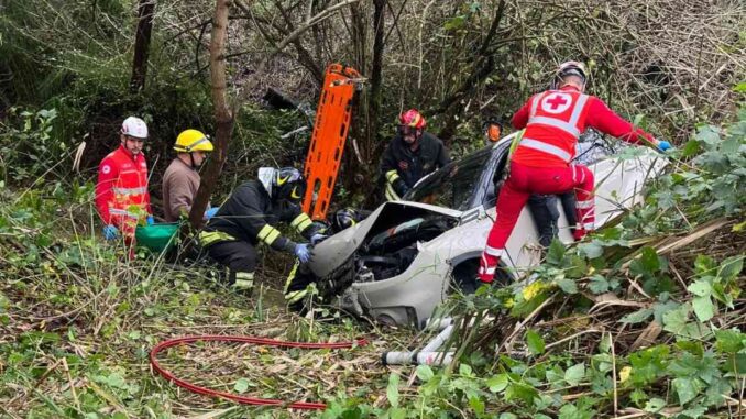 Auto esce di strada, precipitando in una scarpata sulla SP 58 in direzione San Damiano d'Asti