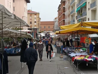 Ad Alba è tempo di fiera col mercato ambulante 1