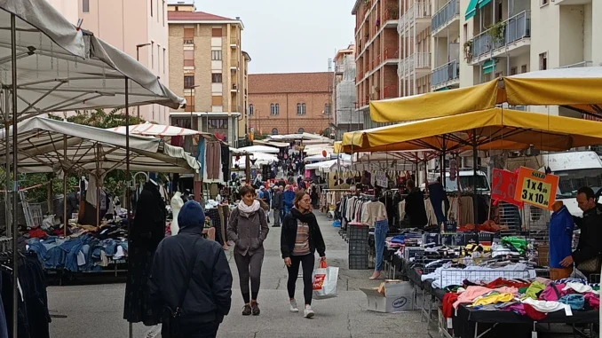 Ad Alba è tempo di fiera col mercato ambulante 1