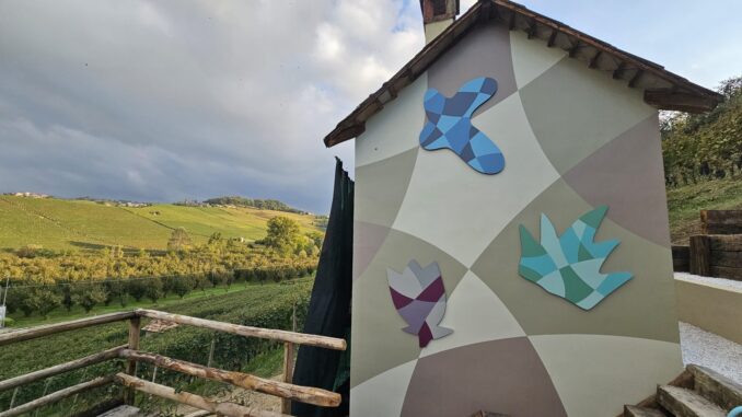 La Morra, nei nobili filari dei Cannubi arriva l’arte di Ugo Nespolo