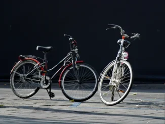 Scambia la bici per errore e finisce a processo per furto: assolto grazie alle riprese video
