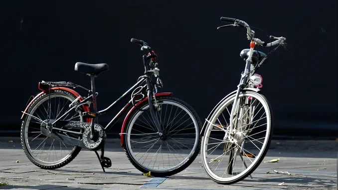 Scambia la bici per errore e finisce a processo per furto: assolto grazie alle riprese video