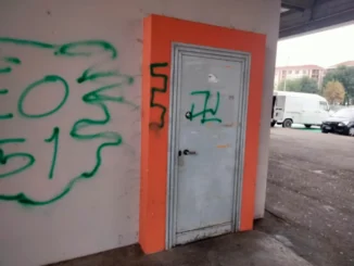 Svastiche e scritte naziste in piazza Prunotto ad Alba