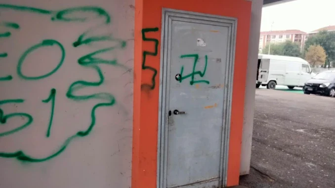 prunotto scritta 1 Svastiche e scritte naziste in piazza Prunotto ad Alba