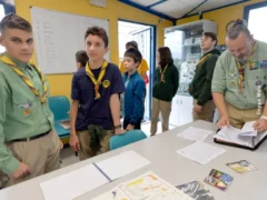 Gli scout braidesi in visita alla sede dei radioamatori