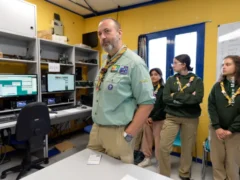Gli scout braidesi in visita alla sede dei radioamatori 1