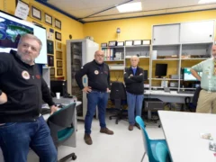 Gli scout braidesi in visita alla sede dei radioamatori 2