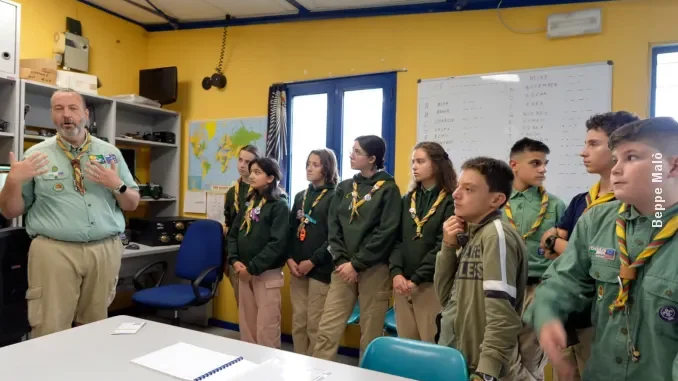 Gli scout braidesi in visita alla sede dei radioamatori 3