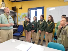 Gli scout braidesi in visita alla sede dei radioamatori 4
