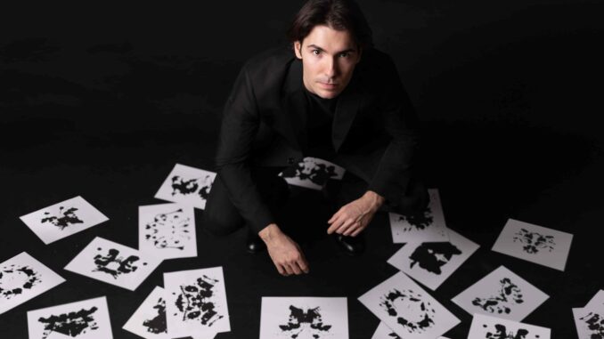 Al teatro Sociale di Alba arriva il nuovo spettacolo dell'illusionista Andrea Rizzolini