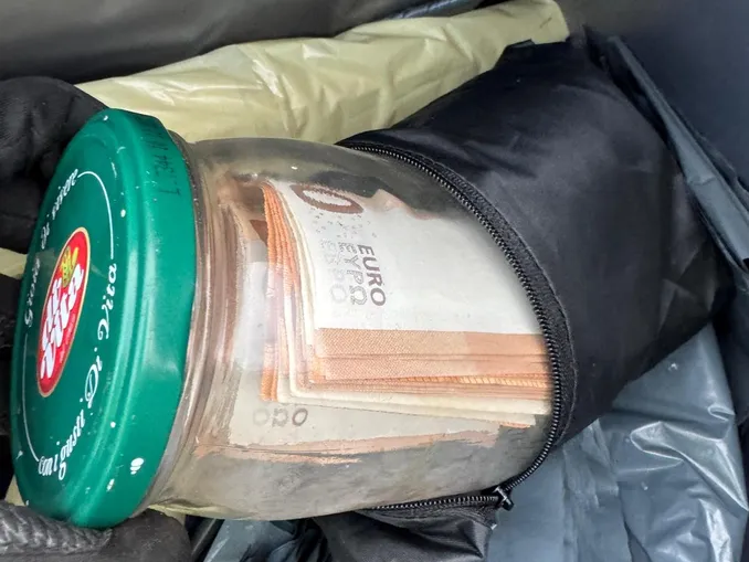 Un  barattolo di soldi finisce nella spazzatura, l'operatore suona il campanello e lo restituisce