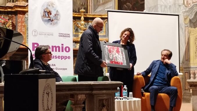 Aldo Cazzullo, premio San Giuseppe 2024, omaggiato di un'opera dell'artista Daniela Delfina Dell'Orto