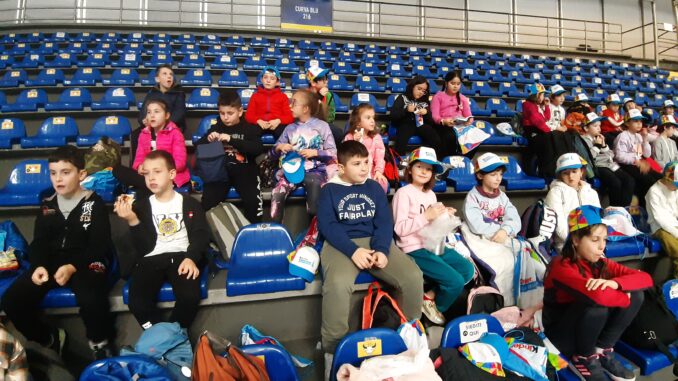 Gli alunni delle scuole di Camerana, Monesigli Prunetto e Saliceto, con alcune classi della secondaria di Monesiglio e Saliceto