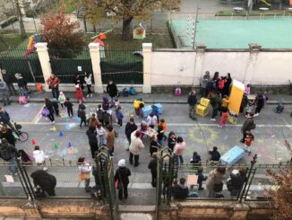 Sperimentazione della strada chiusa al traffico per qualche ora davanti alla scuola Umberto Sacco: un successo, volto a lasciare spazio a giochi e attività 2