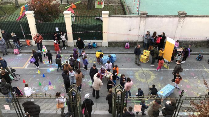 Sperimentazione della strada chiusa al traffico per qualche ora davanti alla scuola Umberto Sacco: un successo, volto a lasciare spazio a giochi e attività 2