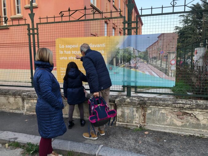 Sperimentazione della strada chiusa al traffico per qualche ora davanti alla scuola Umberto Sacco: un successo, volto a lasciare spazio a giochi e attività 3