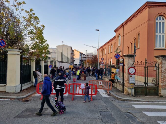 Sperimentazione della strada chiusa al traffico per qualche ora davanti alla scuola Umberto Sacco: un successo, volto a lasciare spazio a giochi e attività 4