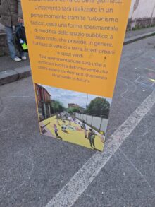 Sperimentazione della strada chiusa al traffico per qualche ora davanti alla scuola Umberto Sacco: un successo, volto a lasciare spazio a giochi e attività